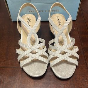Like new life stride soft system iridescent silvery white sandals 8 W wedges